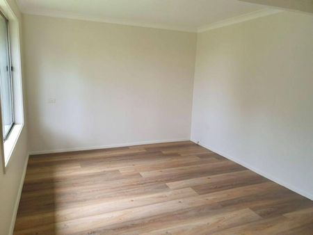 A COMFORTABLE AND WELL SIZED ONE BEDROOM FLAT WITH UPDATED KITCHEN - Photo 4