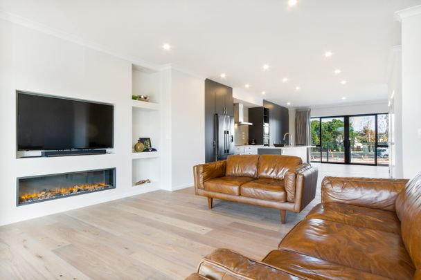 Immaculate townhouse with granny flat, solar & high spec finishes! - Photo 1