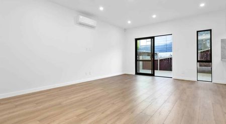 Nearly new family home - Photo 3