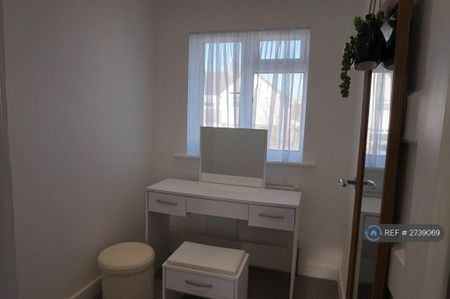 3 bedroom semi-detached house to rent - Photo 5