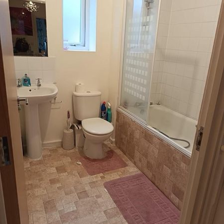 Room in a Shared House, Morphou Road, NW7 - Photo 4