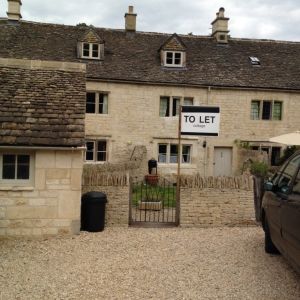 Character Cotswold Stone Small Mid Terraced Cottage in Centre of Sheepscombe Village - Photo 3