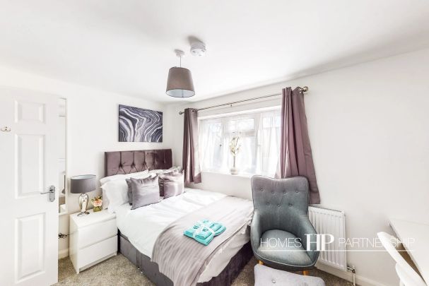 Martyrs Avenue, Langley Green, RH11 - Photo 1