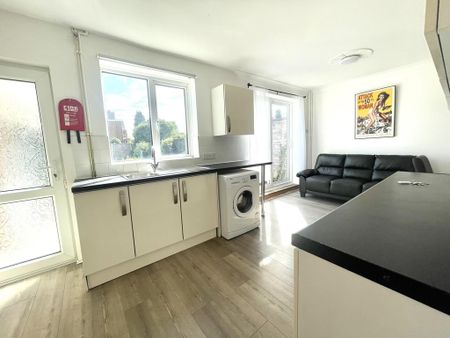 4 bedroom semi-detached house to rent - Photo 3