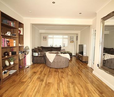 3 Bedroom House - Mid Terrace To Let - Photo 2