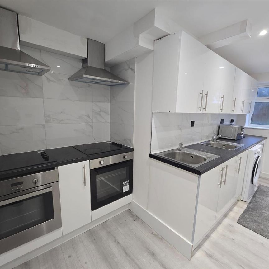 Hawthorn Way, Shepperton TW17, London - Photo 1