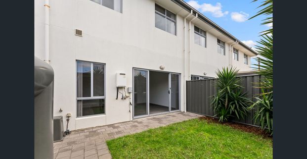 Modern 3 Bedroom Townhouse - Photo 1