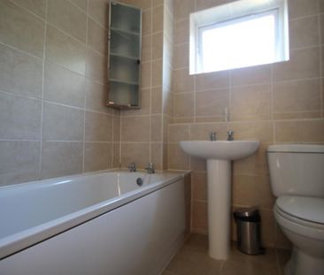 1 bedroom Flat To Let - Photo 2