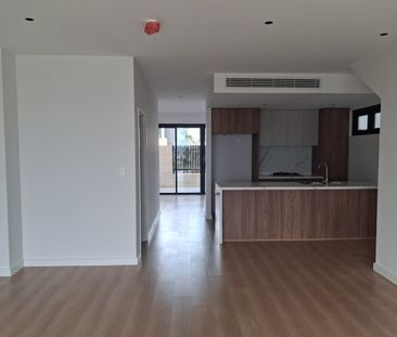 Brand new spacious 4 bedroom Townhouse with 3.5 bath - Photo 2