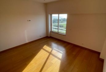 Apartamento T3 com estacionamento e vista de mar em Santo Amaro de Oeiras
