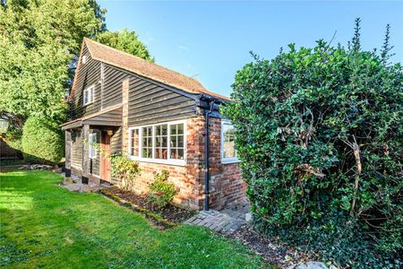 A charming a characterful home in the village of Laddingford. - Photo 5