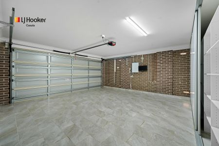 Spacious Family Home Near Glenfield Station - Photo 3