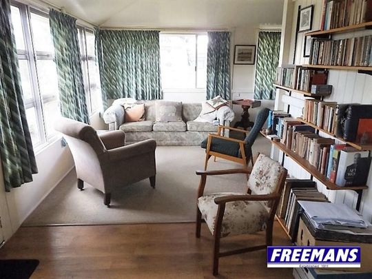 4 Bedroom, 2 Bathroom Home on 1,399 m² Block - Photo 1