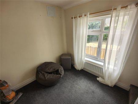 2 bedroom end of terrace house to rent - Photo 2
