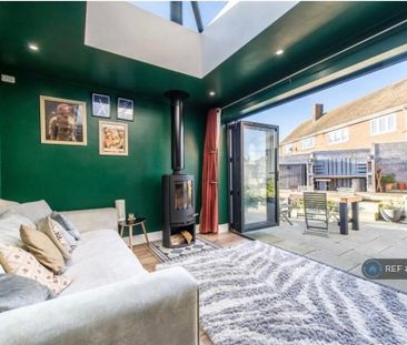 4 bedroom semi-detached house to rent - Photo 2
