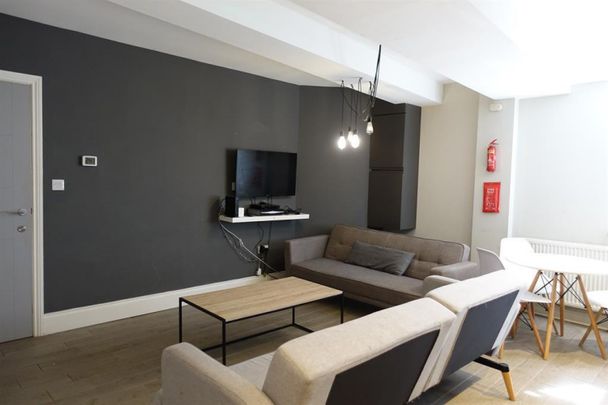 4 bedroom Flat To Let - Photo 1