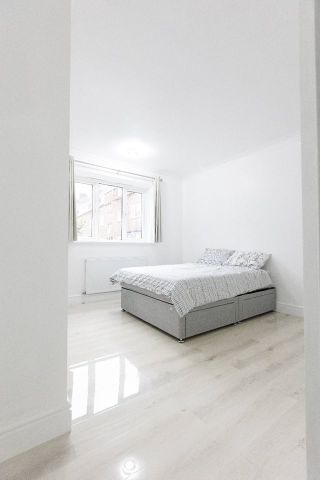 3 Bed Flat, Wandle Way, SW18 - Photo 3