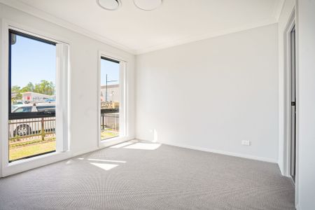 Stunning Brand New 4-Bedroom Home for Rent in Oran Park - Photo 4