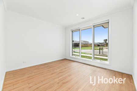 Move Right In – 77 Hansel Avenue Has It All! - Photo 2