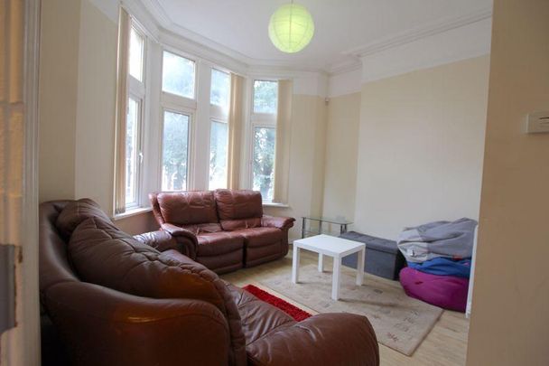 8 bedroom terraced house to rent - Photo 1