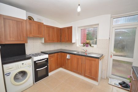 5 Bed Terraced House, Byron Avenue, E12 - Photo 5