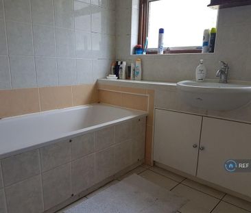 1 bedroom in a house share to rent - Photo 5