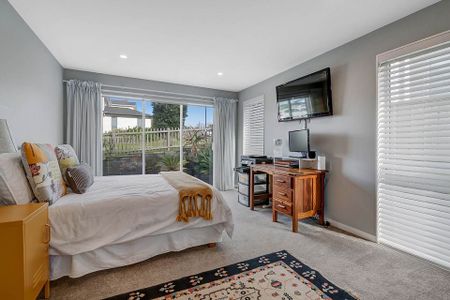 Large single level 4 bedroom with spa pool - Photo 4