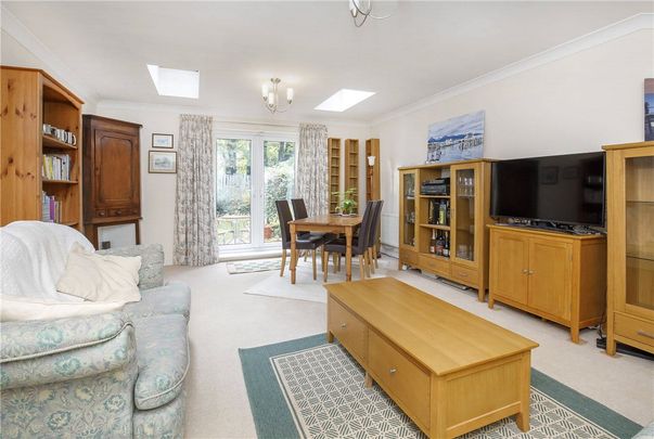 Spacious four bedroom end of terraced townhouse with private garden and off street parking with easy access to York City Centre and A64 - Photo 1