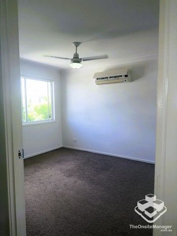 Townhouse - 3 bed, 2 bath, SLUG - Photo 3