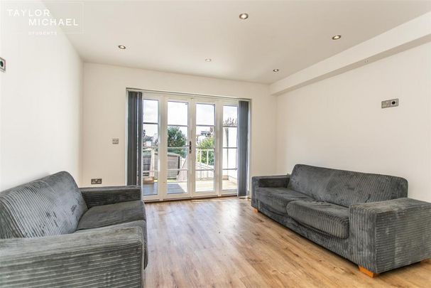 4 bedroom end of terrace house to rent - Photo 1