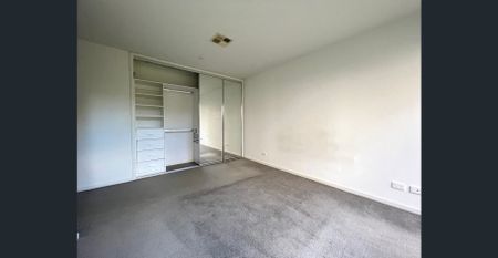 STYLISH TOWNHOUSE IN RICHMOND - Photo 4