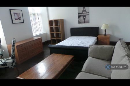Studio to rent - Photo 2