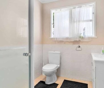 Tauranga 3 bedroom home in the city near Hospital - Photo 3