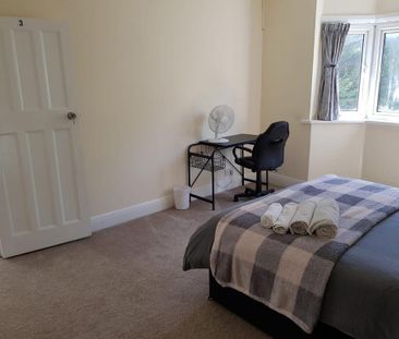 4 bedroom semi-detached house to rent - Photo 3