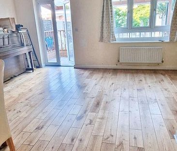 3 bedroom end of terrace house to rent - Photo 2