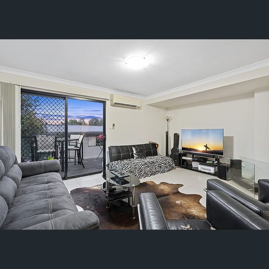 Available from 5/12/2025 – Modern Three-Level Townhouse in Prime Nerang Location - Photo 1