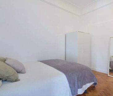 Room in a shared 11-bedroom apartment for rent in Lisbon. - Foto 4