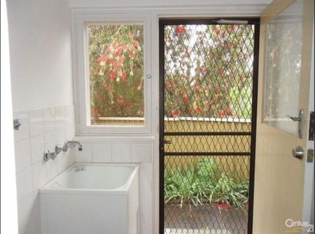 Spacious & Secure Family Home with Gardening Included - Photo 5