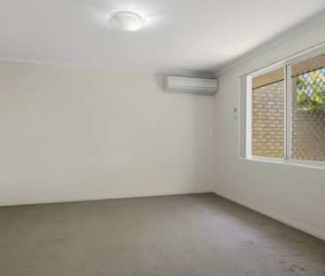 Charming Townhouse in Osborne Park - Photo 3