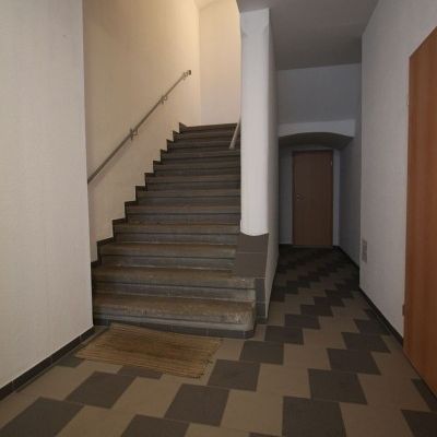 Großzügige 2-Raum-Wohnung mit Balkon und Einbauküche in Bad Schlema - Photo 1