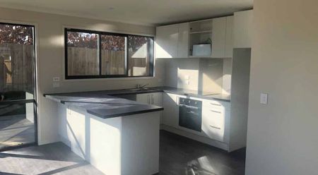 Spacious Modern Family Home - Photo 3