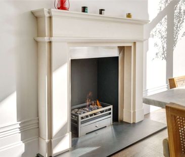 A beautifully renovated first floor period conversion with high cei... - Photo 3