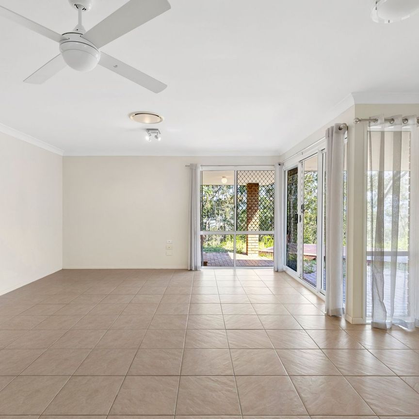 Spacious Family Home in Prime Helensvale Location - Perfect for Modern Living! - Photo 1