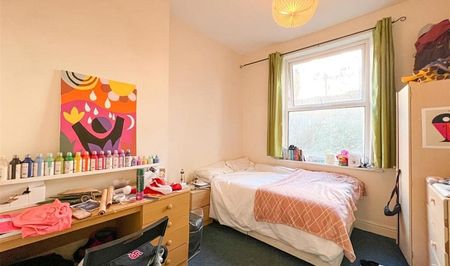 Stylish 9-Bedroom House - Photo 4