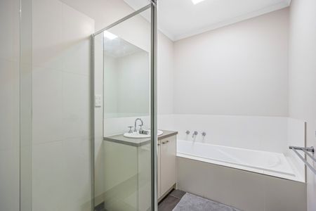 LOW MAINTENANCE 2 BEDROOM UNIT IN BALLARAT HIGH SCHOOL ZONE - Photo 2