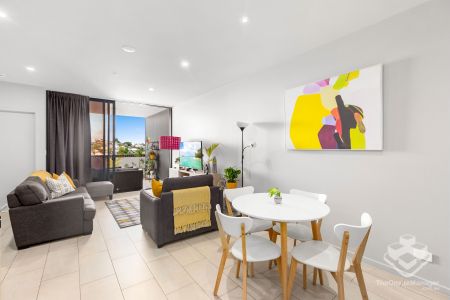 Stylish One-Bedroom Apartment with Spacious Balcony in the Heart of Newstead - Photo 2