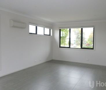 Three Bedroom Ensuite Terrace House in Googong - Photo 3