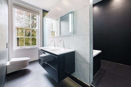 EXCLUSIVELY MANAGED BY SAVILLS. PET FRIENDLY. FURNISHED OR UNFURNISHED. A modern four bedroom house with study on The Hyde Park Estate - Photo 4