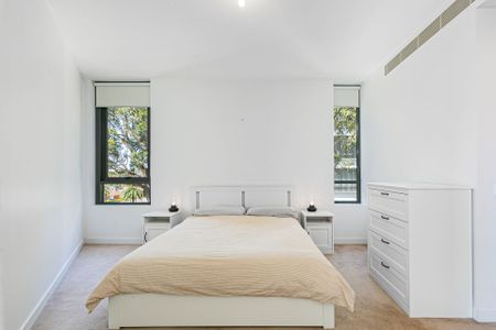 Corner Postioned 2 Bedroom Apartment in Putney Hill - Photo 3