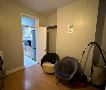 Room in a Shared House, Lawrence Road, E6 - Photo 3
